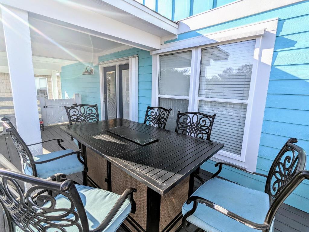 Golden Hour on Greenville- 1.5 blocks to beach, Pet Friendly, & No Hidden Fees!!