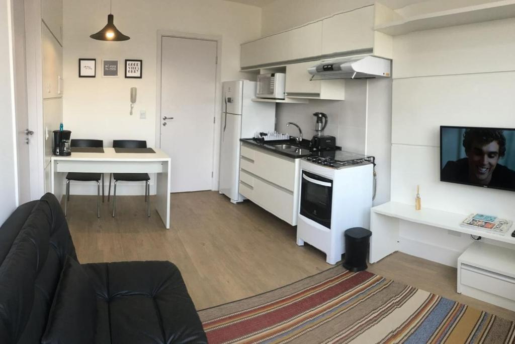 609-Apartamento Decorado Encantador, mobiliado, amplo com 1 vaga de garagem, excelente localização no Rebouças