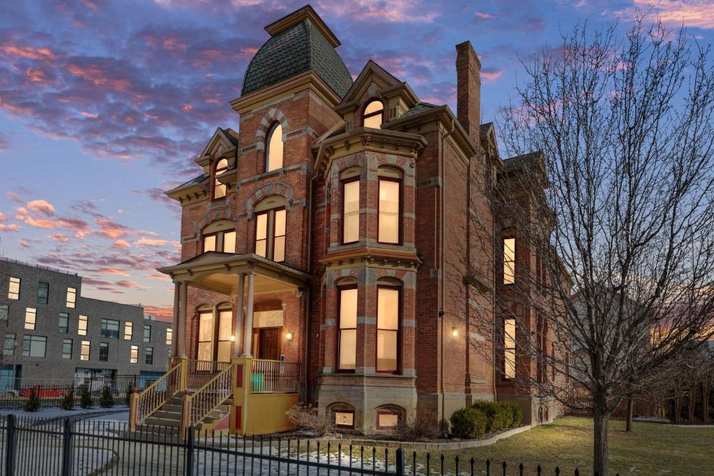 The Lumber Baron's Mansion: 2 King Suites, 2.5BA + Gym