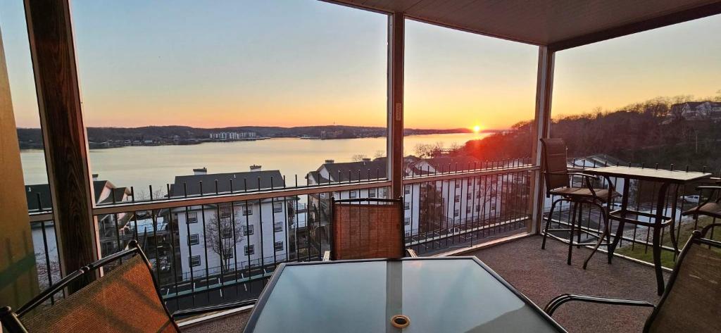 AMAZING LAKE VIEW! GORGEOUS SUNSET! ON MAIN CHANNEL! 3BR/2BA-SLEEPS 6-8