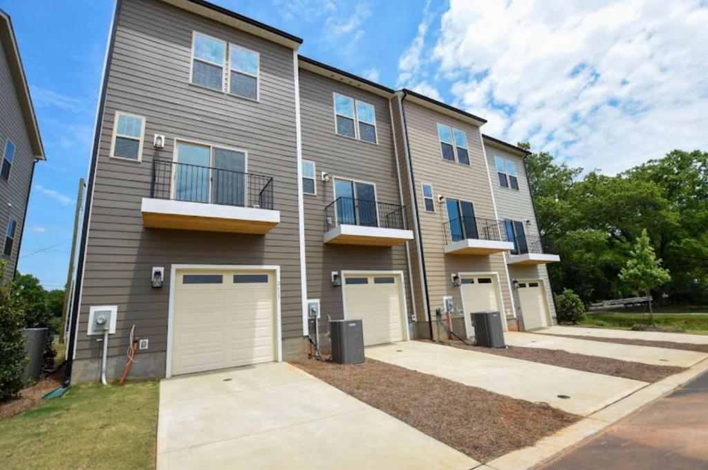 Townhouse Near Uptown Charlotte! -EV Ready-