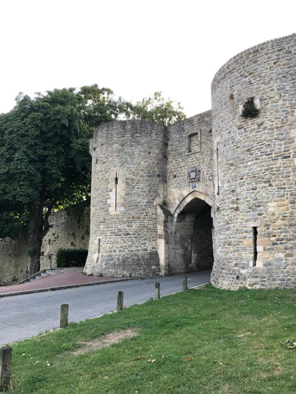 Face aux remparts