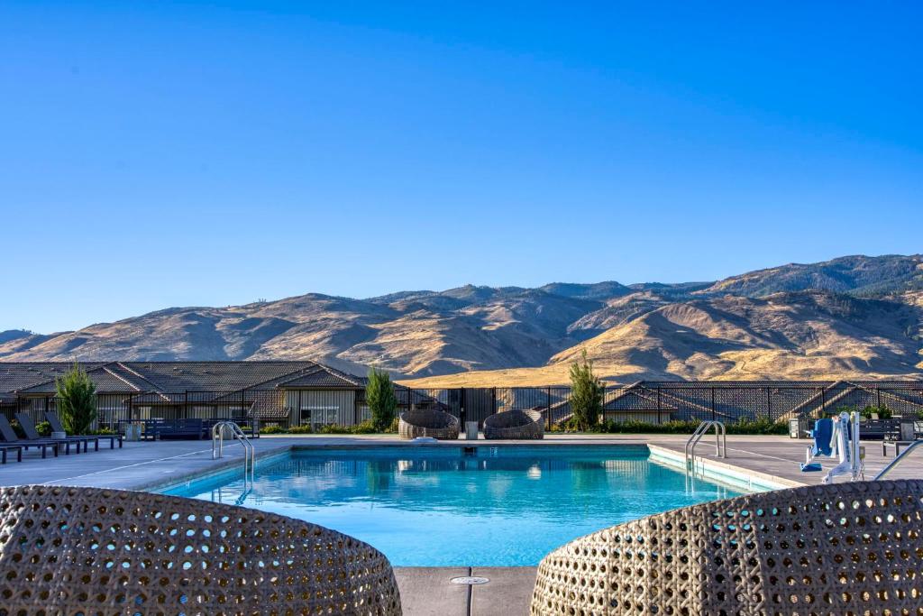 Luxury Retreat - King Beds, Hot Tub, & Pool - Family & Remote Work Friendly