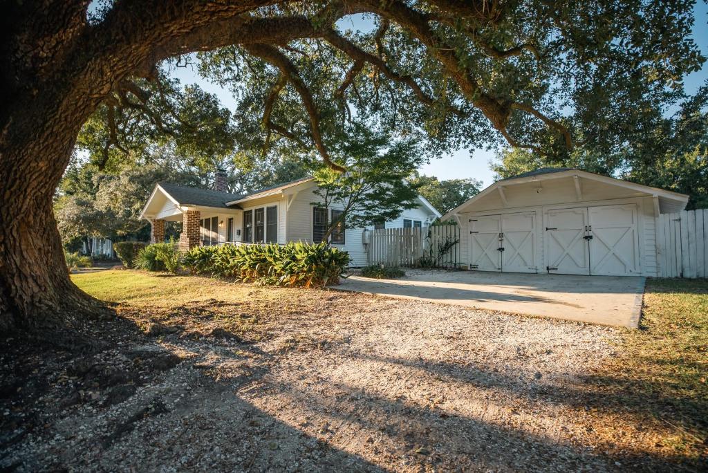 Gulf Coast Craftsman - Cozy, Charming & Central!