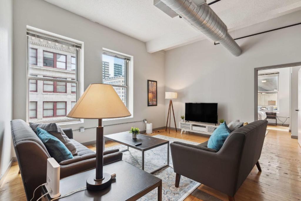 Spacious & Elegant 2BR Downtown Retreat