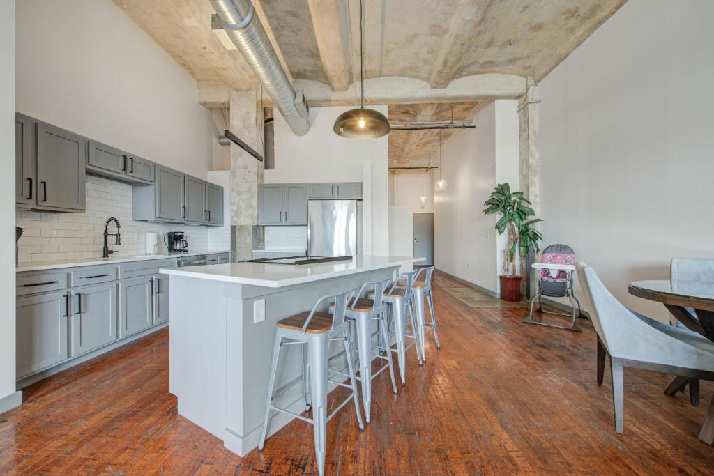 2BR 2BA Spacious Historic Loft With Gym by ENVITAE