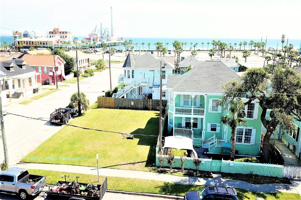 CasaAzul-2605A-Beach & Pleasure Pier a block away