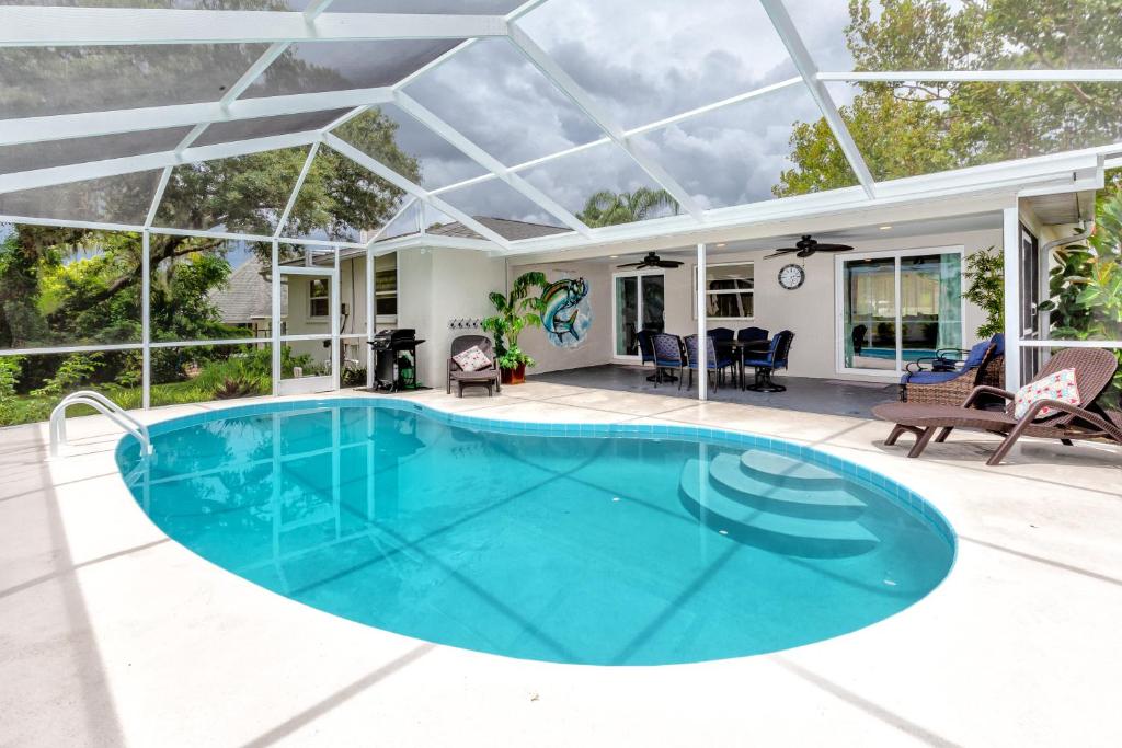 Modern Home, Heated Pool, Close to Beaches!