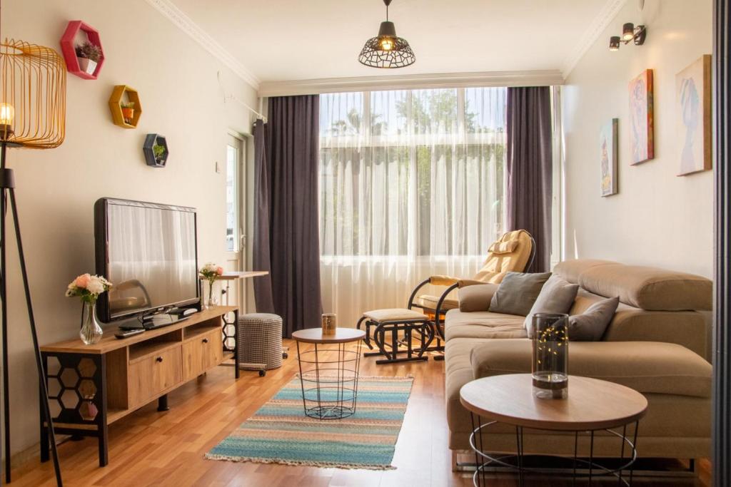 Delightful Flat with Central Location and Balcony in Karsiyaka