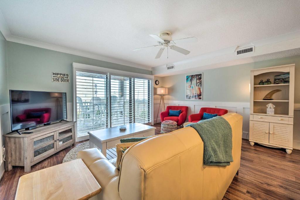 Bright Carolina Beach Condo - Walk to Shore!