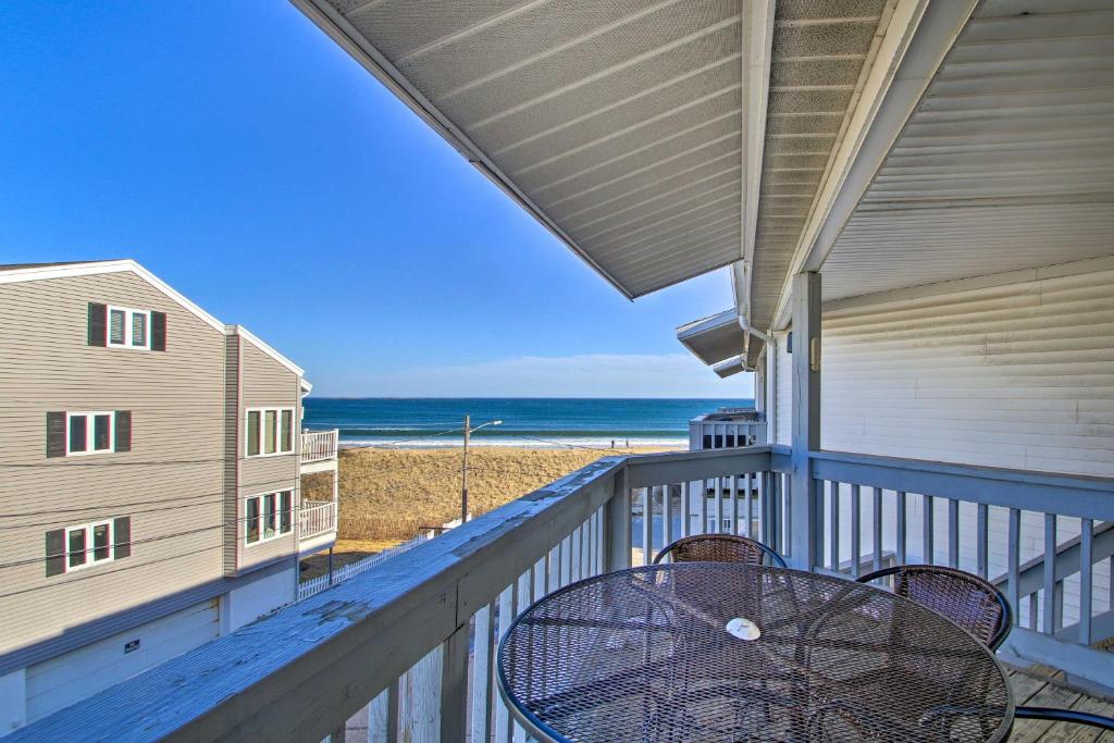 Beachfront Old Orchard Beach Condo with Balcony