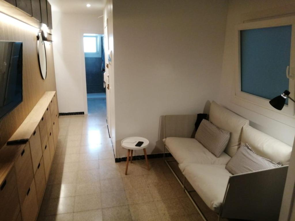 Newly renovated 2 bed apartment in Blanes old town 50m from the beach!